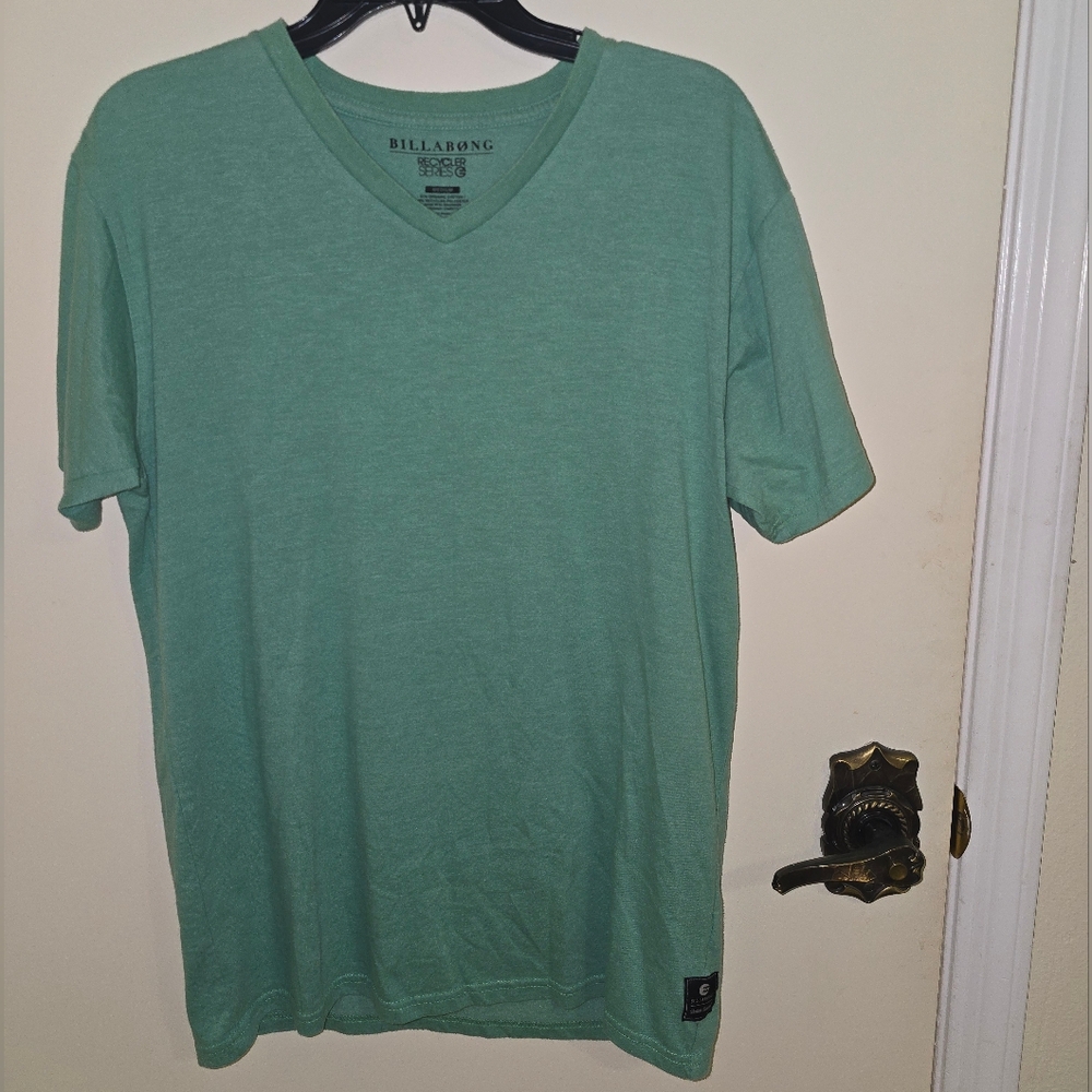 Billabong Men's Mint Green V-Neck Tee Size: Medium